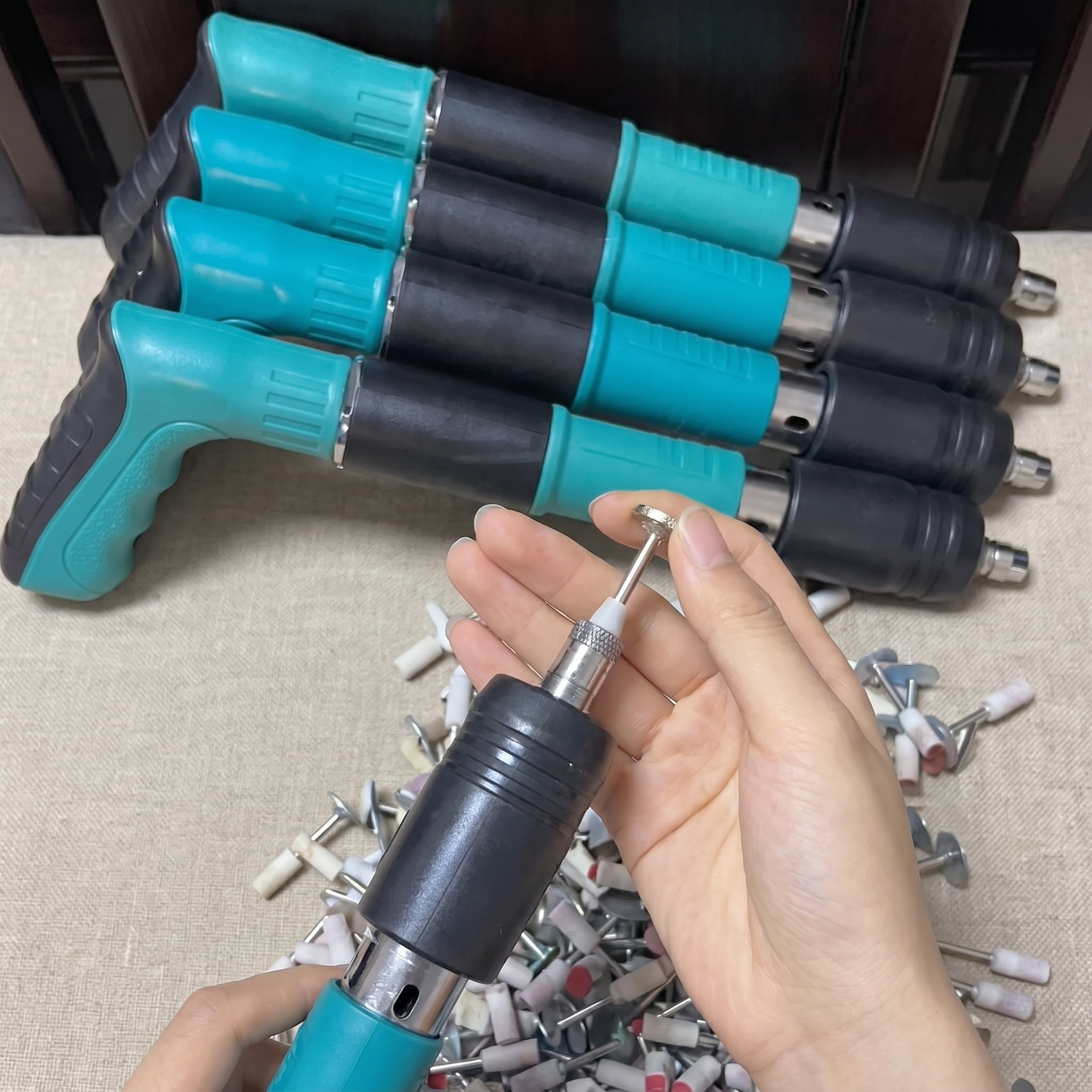 Pistol Manual pentru Fixare în Beton și Lemn cu Trepte Reglabile și Accesorii
