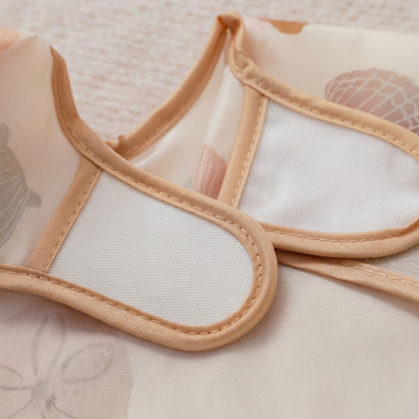 Bavetă cu Mâneci Lungi și Colector de Mâncare