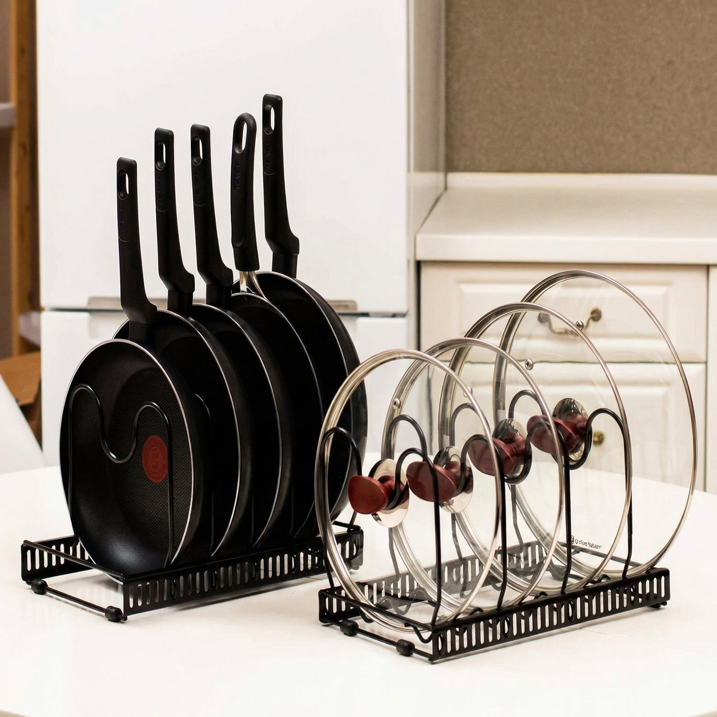 Organizator Extensibil pentru Tigăi și Capace de Vase